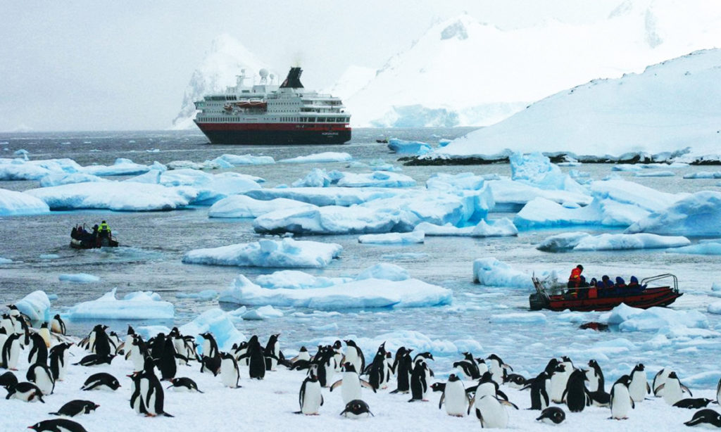 Se inaugura una muestra sobre los 70 años del Instituto Antártico Argentino