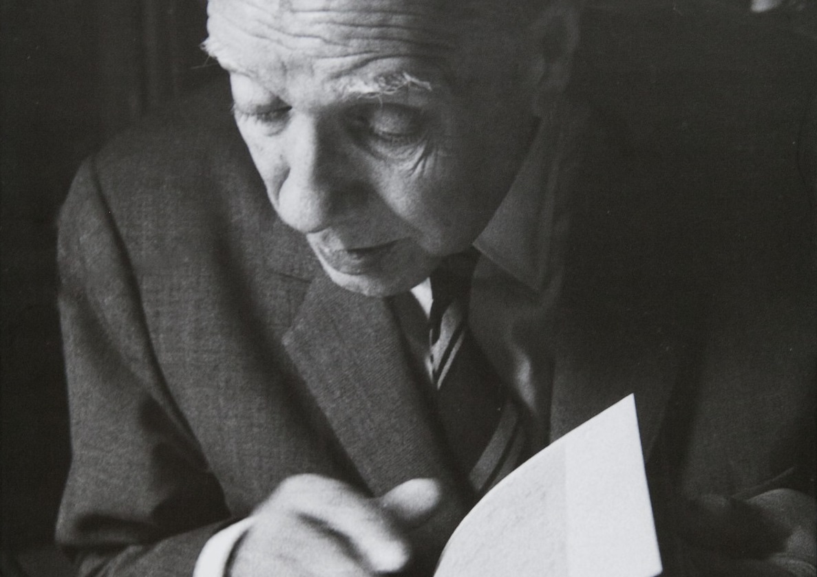 "Escribir es un modo de soñar, y uno tiene que tratar de soñar sinceramente (...)". Jorge Luis Borges