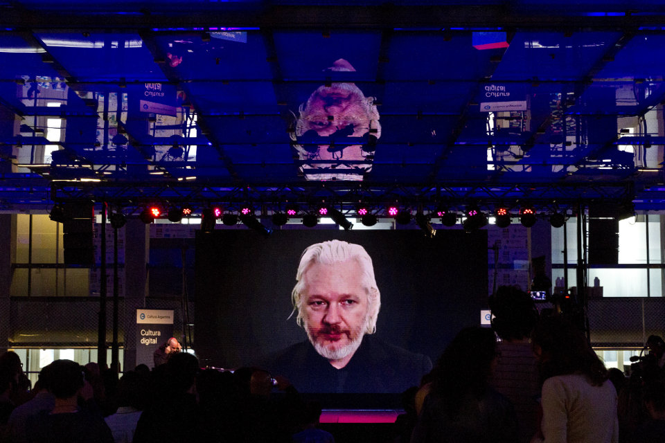Assange: "Los hackers ayudan a restablecer el equilibrio en el mundo"