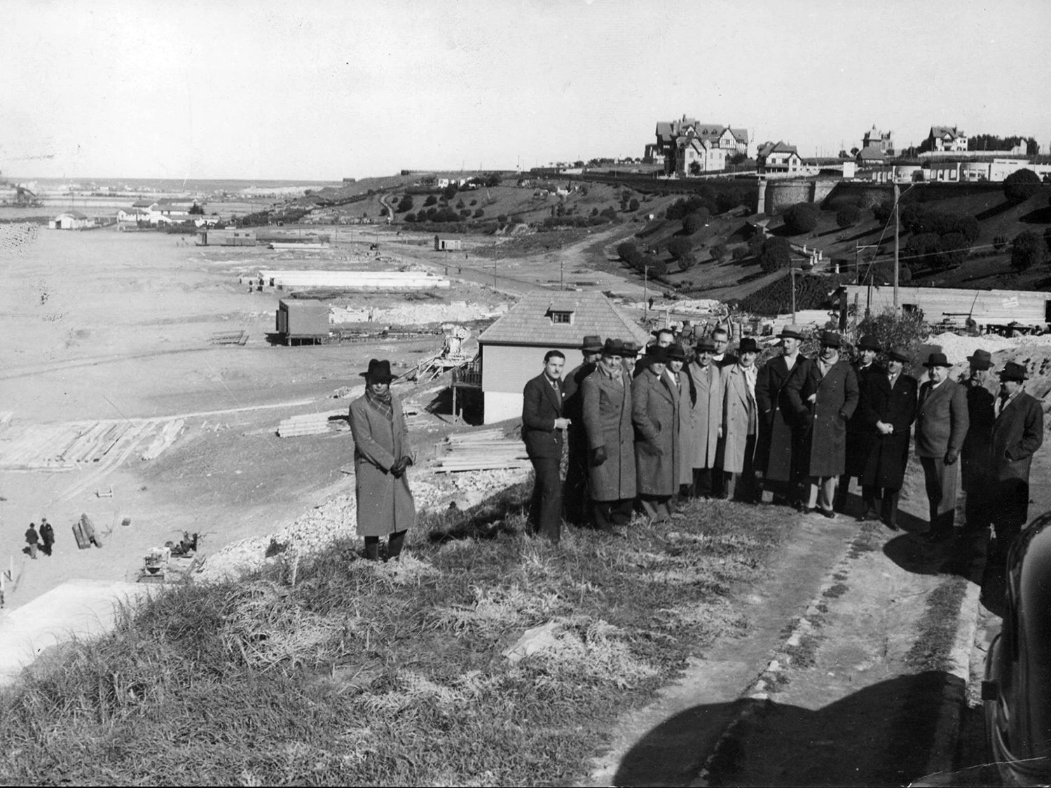jose maria bustillo inspecciona las obras que se realizan en playa grande mar del plata 1937 agn