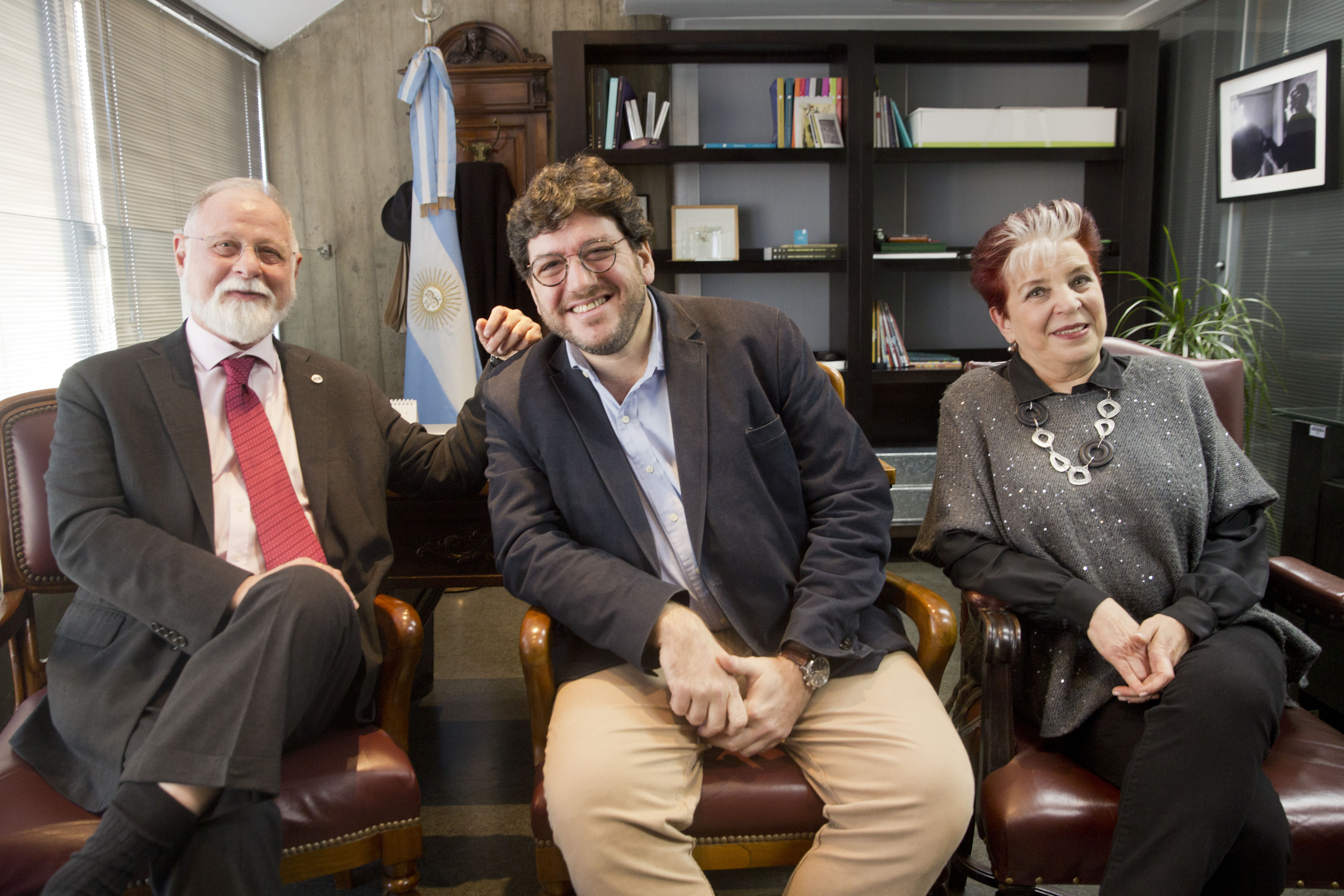 Alberto Manguel deja la Biblioteca Nacional por cuestiones de salud; asume Elsa Barber