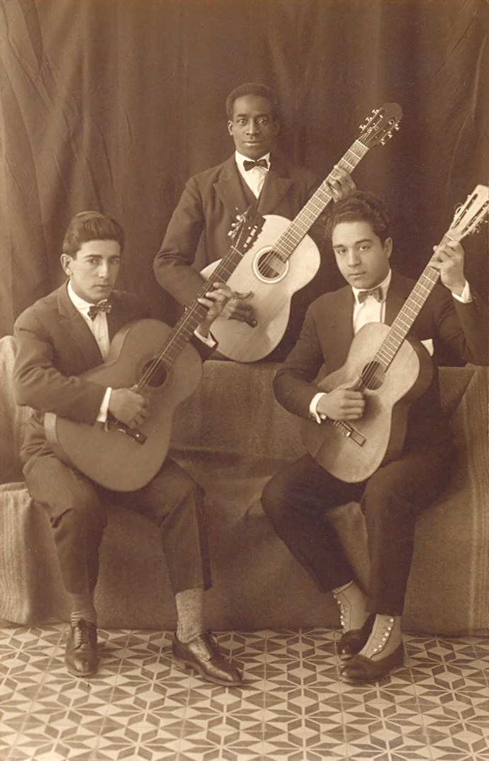 (Al centro José Delgado, afroporteño guitarrista y zapateador de jazz. Buenos Aires, ca. 1930 (Col. María del Carmen Obella).