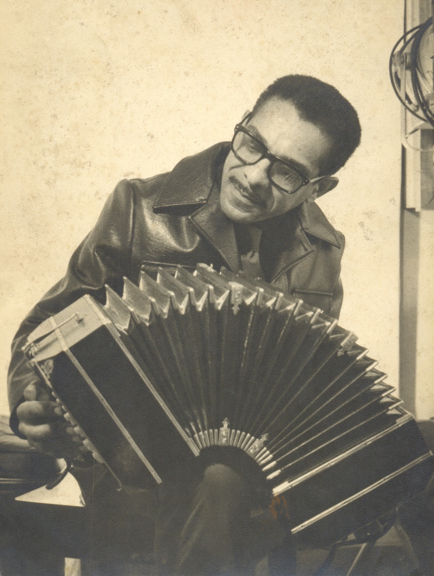 (Norberto Ismael Posadas, sobrino nieto de Carlos Posadas, tocando bandoneón "a lo Piazzolla", como él explicó a Cirio. Buenos Aires, jul-1972).