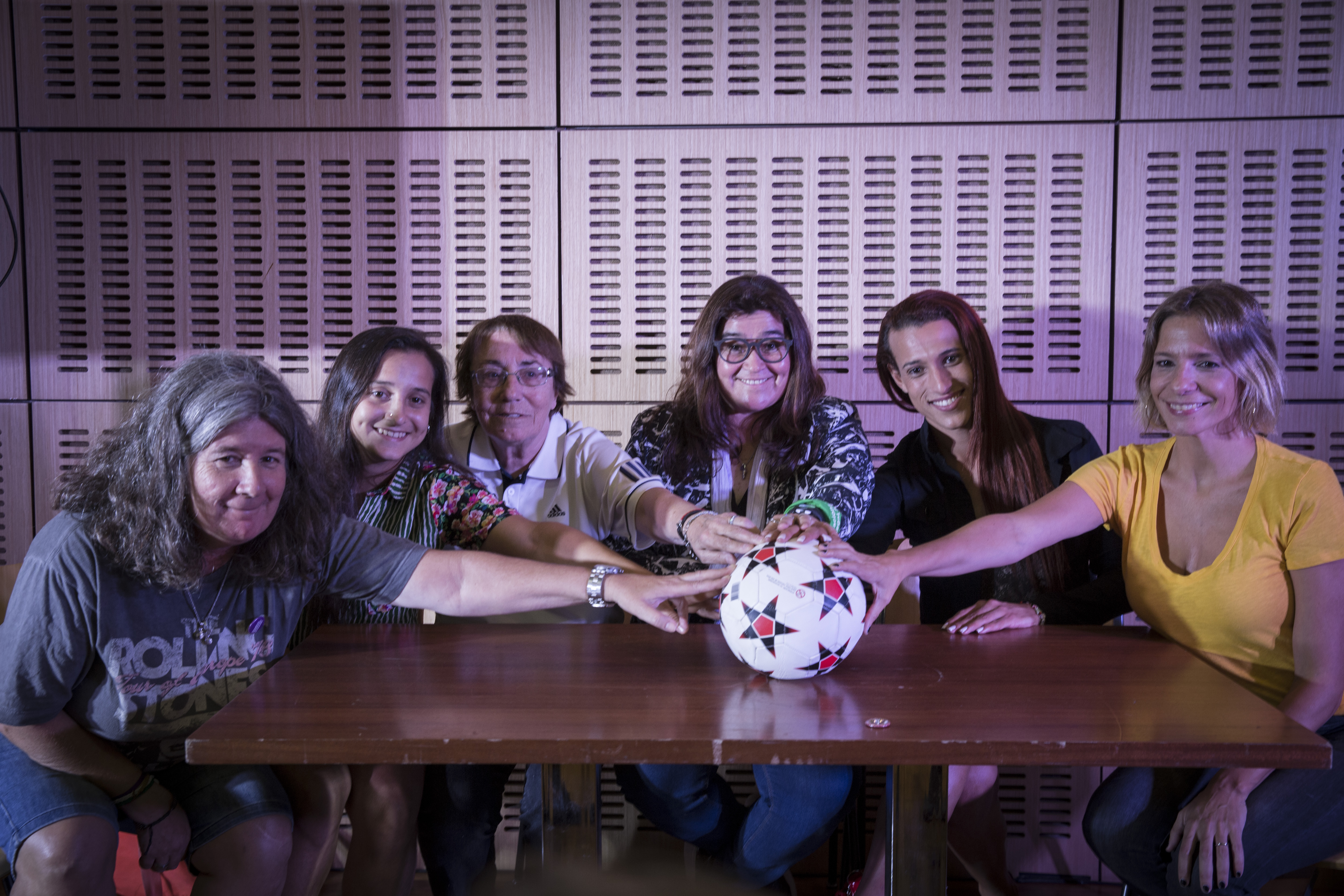 Mujeres referentes del fútbol abrieron la cancha y pararon la pelota