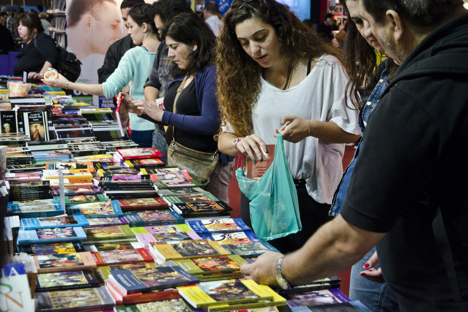 Las bibliotecas populares, de compras en la Feria del Libro