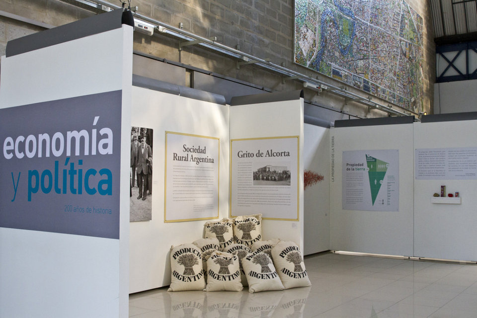 Se inauguró la muestra "Economía y Política. 200 años de historia", en la Casa Central de la Cultura Popular