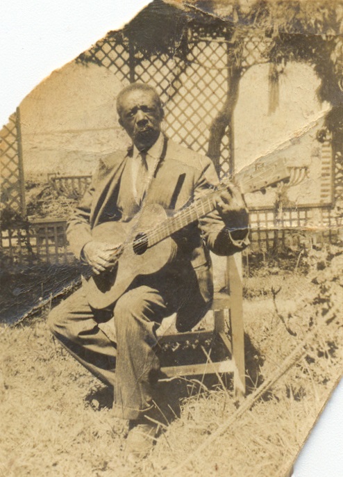 (Sergio Pantaleón Montero tocando la guitarra. Buenos Aires, 1920 (Col. Pablo Cirio).